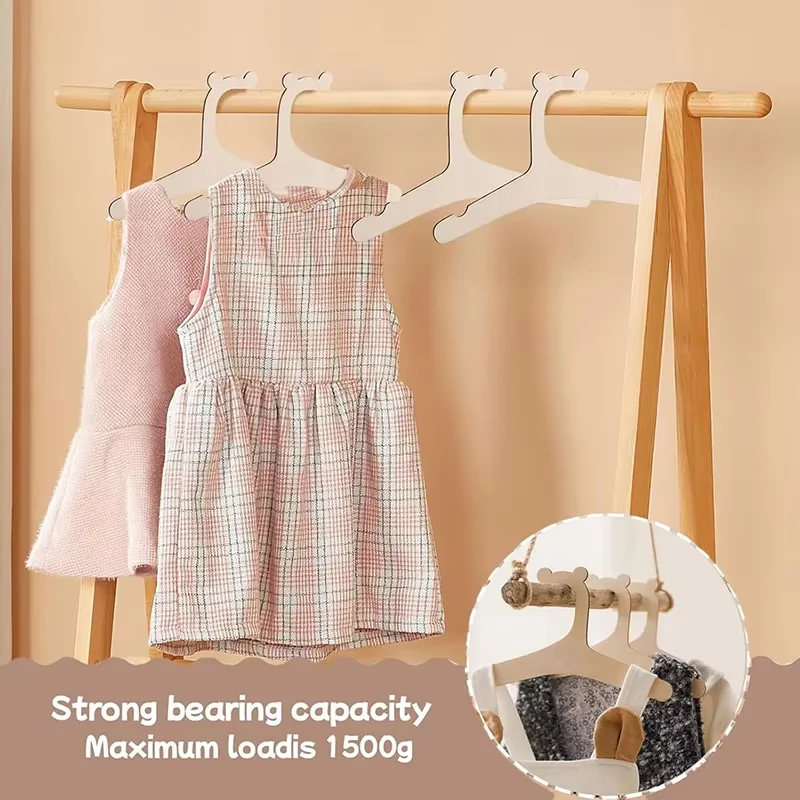 حامل ملابس أطفال خشبي بتصميم د - مراجعة Baby Clothing Hangers وسعره